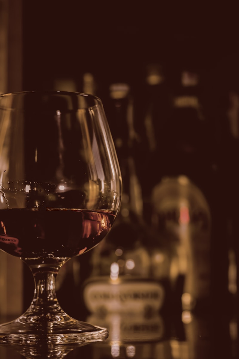 Verre snifter rempli de Bas-Armagnac dans un bar tamisé